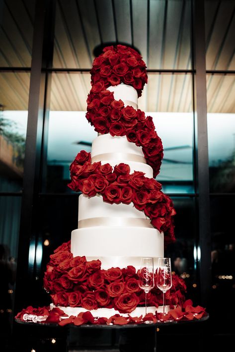 Wedding Cake With Red Roses, Cake With Red Roses, Dummy Cake, Silver Wedding Cake, Red And White Weddings, Red Wedding Theme, Wedding Cake Roses, Red Rose Wedding, Gorgeous Wedding Cake