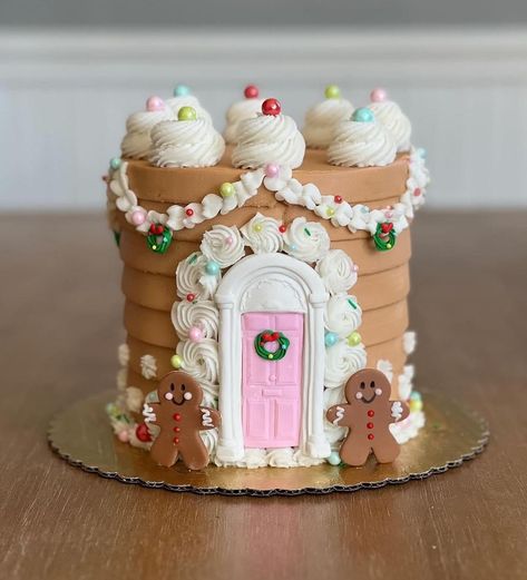 Classic Gingerbread House, Gingerbread House Cake, Christmas Themed Cake, Cake Form, Gingerbread Party, Christmas Cake Designs, House Cake, Xmas Cake, Cake Layers