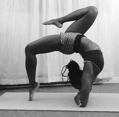 Yoga Pictures Aesthetic, Black Yogis Aesthetic, Fitness Aesthetic Black Women, Yoga Black Women, Workout Aesthetic Black Women, 2025 Mindset, Goddess Lifestyle, Black Gymnast, Dream Yoga