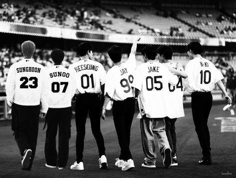 Enhypen Group Photo Laptop Wallpaper, Enhypen Profile Picture Ot7, Enhypen Group Photo Black And White, Black And White Pc Wallpaper, Enhypen Header Twitter, Enhypen Wallpaper Laptop, Photo Album App, Enhypen Group Photo, Cool Kpop Wallpapers