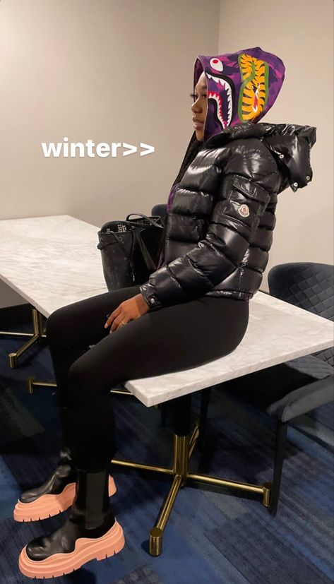 Shiny Coat Outfit, Designer Baddie Outfits, Bubble Coat Outfits Black Women, Puffer Jacket Outfit Black Women, Fly Birthday Outfits Winter, Moncler Jacket Women Outfit, Fall Fits Baddie, Baddie Outfits Winter, Winter Inspo Outfits