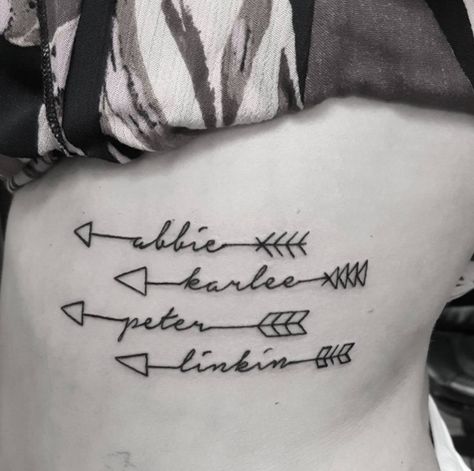 Kid Inspired Tattoos, Tattoo Nombres, Tato Nama, Baby Footprint Tattoo, Kid Name Tattoo, Parent Tattoos, Date Tattoos, Tattoos With Kids Names, Mother Tattoos