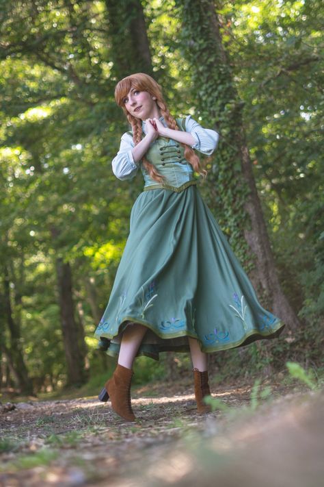 Anna Cosplay by Kiyomi Princess Anna Cosplay, Anna Frozen Cosplay, Anna Halloween Costume, Princess Poses, Era Medieval, Anna Cosplay, Disney Princess Makeup, Anna Green, Disney Halloween Parties