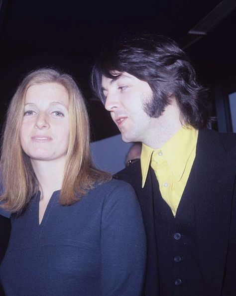 ♡♥Paul McCartney 26 marries Linda Eastman on March 12th,1969 - click on pic to see a full screen pic in a better looking black background♥♡ Punk Girl Hair, Linda Eastman, Beatles Girl, Jane Asher, Paul Mccartney And Wings, Paul And Linda Mccartney, Girl Punk, Beatles Pictures, Linda Mccartney