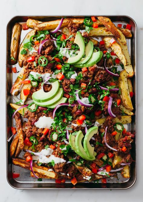 Fully Loaded Chilli Fries - SO VEGAN Rosemary Fries, Chilli Fries, Loaded Fries Recipe, Fries Healthy, Vegan Fries, Loaded Fries, Vegan Cafe, Fries Recipe, Poutine