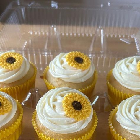 Cutest Cupcakes on Instagram: "💛Stand tall and face the sun💛#sun #sunflower #yellow #vanilla #summer #baking #cupcakes #flowers" Sun Cupcakes, Sunflower Birthday Parties, Sunflower Cupcakes, Facing The Sun, Vanilla Cupcakes, Cute Cupcakes, Cake Topper, Cupcakes Decoration, Mini Cheesecake