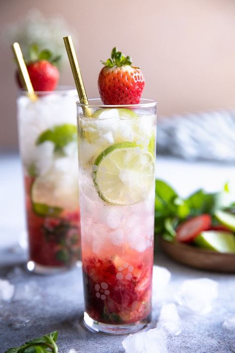 Strawberry Mojito Recipe Strawberry Mojito Recipe, Strawberry Mojito, Mojito Recipe, Vodka Drinks, Halloween Drinks, Think Food, Drinks Recipes, Alcohol Drink Recipes, Alcohol Recipes