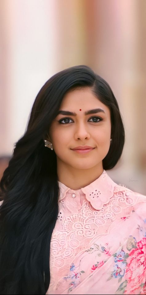 Seetha Rama Movie Blouse Designs, Mrunal Thakur Sita Ramam Pics, Seetha Raman Movie Images, Setha Ramam Photo, Mrunal Thakur In Sita Rama, Mrinal Thakur Sita Ramam, Seetharamam Blouse Models, Seeta Rama Movie Images, Sita Mahalakshmi Saree