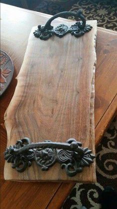 Pallet Furniture Designs, Pallet Creations, Diy Holz, Wood Creations, Wood Tray, Diy Pallet Furniture, Wooden Table, Pallet Furniture, Diy Wood Projects