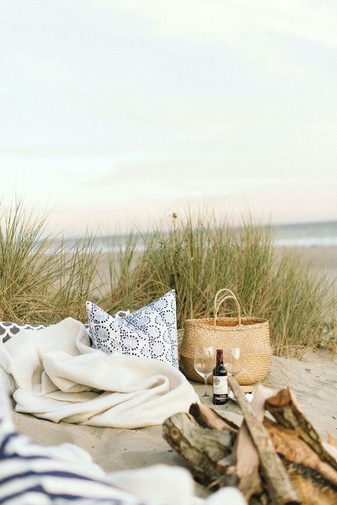 Margaret Elizabeth, Picnic Inspiration, A Bottle Of Wine, Romantic Beach, Perfect Picnic, Editorial Wedding, Picnic Time, Foto Tips, Bottle Of Wine