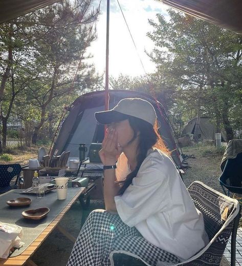 Checkerboard Pants, Hiking Outfit Women, Camping Aesthetic, Summer Hiking Outfit, 사진 촬영 포즈, Sitting Poses, Camping Outfits, Korean Girl Fashion, City Aesthetic