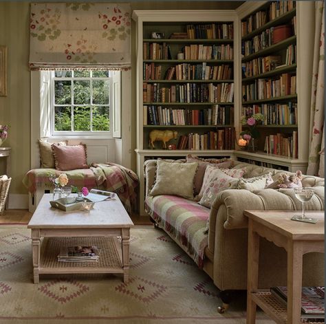 Scottish Cottages, English Cottage Interiors, Country Cottage Interiors, Susie Watson, Estilo Shabby Chic, Casa Country, Cottage Furniture, Cottage Interior, Cottage Living Rooms