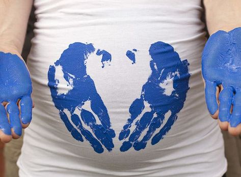 Painted hands gender reveal photo - Shoot one pic showing hands on your belly, and the next revealing the color of the prints - then keep the shirt as a keepsake! Baby Gender Reveal Ideas, Unique Gender Reveal Ideas, Gender Reveal Photo Shoot, Gender Reveal Pictures, Unique Gender Reveal, Painted Hands, Simple Gender Reveal, Gender Reveal Party Ideas, Reveal Party Ideas