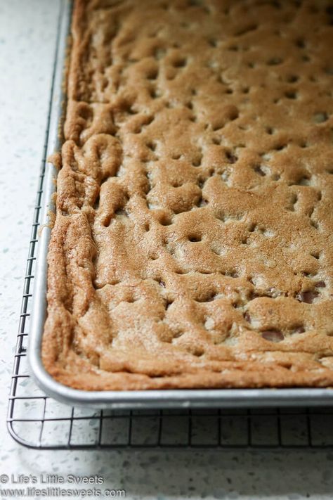 These Chocolate Chip Cookie Bars are based on the classic, Toll House Chocolate Chip Cookie recipe, they are chewy, moist, buttery with a hint of saltiness. They are easy to make in a 10x15 inch jelly roll pan, making them quicker to make than rolling out individual cookies. #chocolate #chocolatechipcookiebars #bars #dessert #sweet #recipe Chocolate Chip Cookie Bars 10x15, Chocolate Chip Bars Recipes Toll House, Toll House Cookie Bars 9x13, Jelly Roll Pan Desserts, Jelly Roll Pan Bars, Toll House Cookie Bars, Tollhouse Cookie Bars, Gf Types, Chocolate Chip Pan Cookies