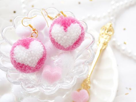 DIY Tutorial - How to Make Heart Pompom Earrings - Pompom Tutorial Pompon Crafts, Pompom Tutorial, Heart Pompom, Pompom Craft, Pompom Earrings, Pom Pom Curtains, Fun Loom, Pom Pom Balls, Pom Pom Decorations