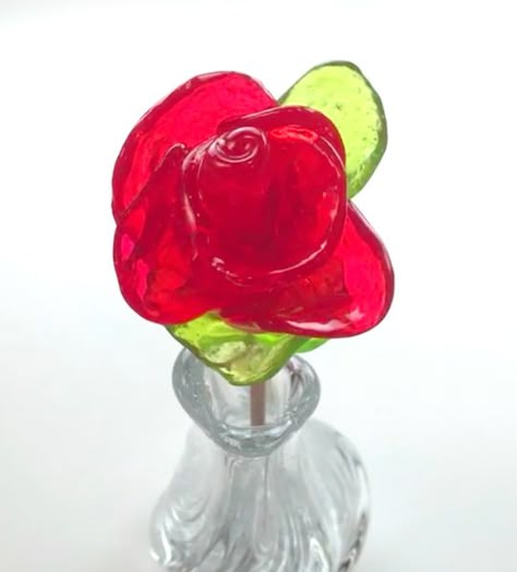 Make stained-glass effect roses out of Jolly Rancher candies. Easy and fun! Rose Jolly Ranchers, Jolly Rancher Valentine Ideas, Jolly Rancher Desserts, Jolly Rancher Ideas, Jolly Rancher Flowers, Jolly Rancher Hacks, Things To Do With Jolly Ranchers, Candy Roses Diy, Jolly Rancher Recipes