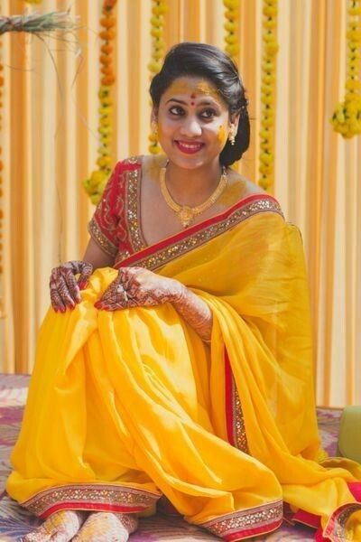 Haldi Sari For Bride, Haladi Shastra Dress, Yellow Sari For Haldi Function, Haladi Shastra Photoshoot, Haldi Look For Bride In Saree, Haldi Ceremony Outfit Saree, Haldi Saree Indian Bridal, Haldi Design, Haldi Look For Bride