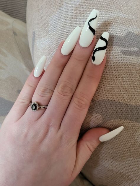 White acrylics with black snake nail art Snake Art Nails, White Snake Skin French Tip Nails, Nails With Snake Design, Slitherin Nails, White Snake Print Nails, Nail Art Snakes, White Snake Nail Art, Snake Nail Design, White Snake Nails