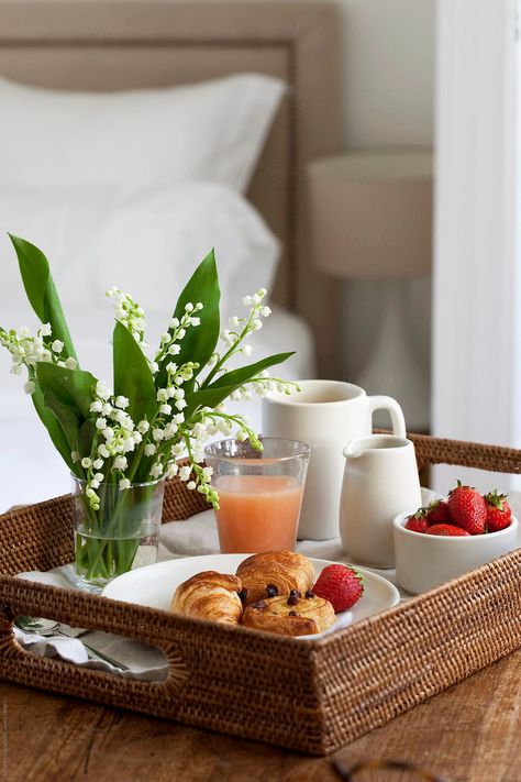 Breakfast Tray In Bed, Breakfast Photography Morning, Luxury Breakfast In Bed, Diy Coffee Table Decor, Breakfast Tray Ideas, Fancy Breakfast Ideas, Unique Coffee Table Ideas, Tray On Bed, Breakfast In Bed Ideas