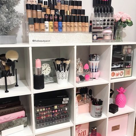 Estos son los consejos básicos para limpiar y ordenar el maquillaje y así aprovechar el tiempo en casa Vanity Room Decor, Imagenes Mary Kay, Makeup Area, Vanity Room, Makeup Store, Makeup Studio, Makeup Room, Beauty Room, Makeup Storage