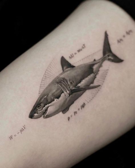 Get ready to dive into the world of shark tattoos and discover their unique symbolism and style. We invite you to learn more about their meaning, as well as choose a design that's right for you. Happy Shark Tattoo, Shark Bicep Tattoo, Geometric Shark Tattoo, Shark Tattoo Men, Tiger Shark Tattoo, Great White Shark Tattoo, Shark Tattoo Design, Shark Tattoo Ideas, Hai Tattoo