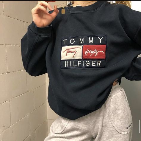 Hoodie Travel Outfit, Tommy Hilfiger Outfits Aesthetic, Tommy Hilfiger Sweatshirt Outfit, Tommy Hilfiger Hoodie Outfit, Tommy Sweater Outfit, Vintage Tommy Hilfiger Outfit, Tommy Hilfiger Outfits Women, Tommy Hilfiger Aesthetic, Tommy Hilfiger Outfits