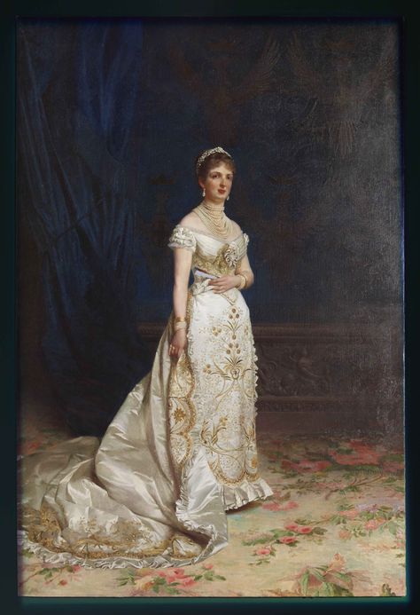 Portrait of Queen MArgherita of Italy. 1880s. Era Victoria, Gaun Abad Pertengahan, 1880s Fashion, Period Dress, Old Dresses, Clothing Details, Vestidos Vintage, Historical Dresses, Historical Clothing