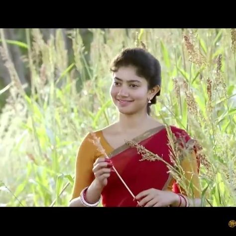 Sai pallavi 💞 Surya Actor, Sai Pallavi Hd Images, Gold And Black Background, Chelsea Blue, Cherry Blossom Wallpaper, Sai Pallavi, Photography Studio Background, Bollywood Hairstyles, Packing To Move