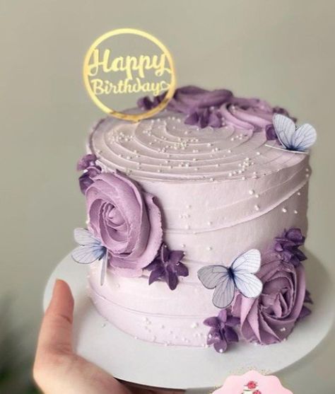 Butterfly Flower Cake Ideas, Birthday Cake Purple Flowers, Lilac Cakes Birthday Aesthetic, White Chocolate Cake Design, Butterfly Cake Ideas Birthdays Simple, Birthday Cake Flowers Elegant, Purple Butterfly Cake Birthdays, Light Purple Birthday Cake, Beautiful Birthday Cakes For Women Ideas