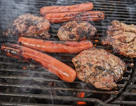 How to Grill Hot Dogs and Hamburgers Together Camping Burgers, Grill Hot Dogs, Grilling Hamburgers, Hot Dog Grill, Birthday Cookout, Hamburgers And Hot Dogs, Grilled Hot Dogs, Homemade Hamburger Patties, Grill Burgers