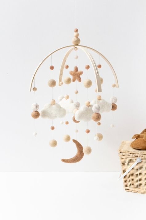 Felt Moon, Cloud And Moon, Felt Cloud, Moon And Clouds, Diy Wall Decor For Bedroom, Dreamy Decor, Diy Baby Mobile, Pom Pom Baby, Baby Mobiles