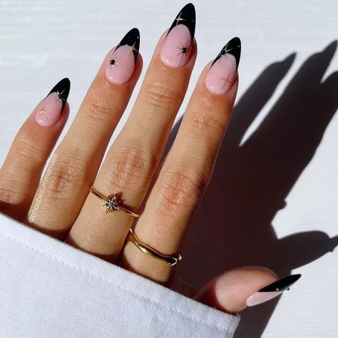 27 Dark French Manicures for a Cool, Edgy Look Winter Chrome Nails, Nails October, Black Almond Nails, Nail Pics, Nails Chrome, Black French Tips, Gold Nail Designs, Chrome Nails Designs, Black Acrylic Nails