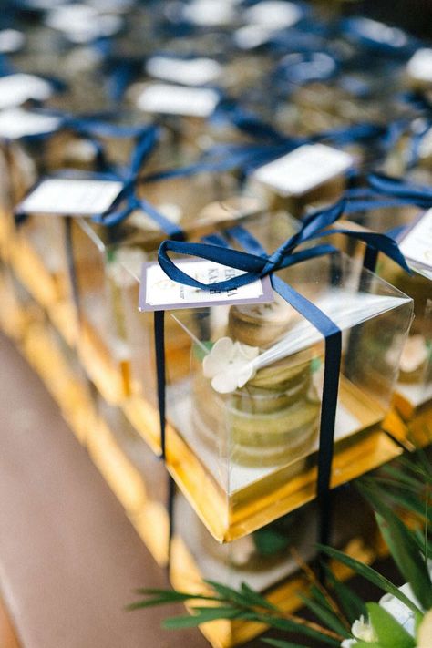 Wedding Cake Favors, Betty Crocker Cake Mix, Tuscan Inspired Wedding, Summer Wedding Reception, Gift Box Ideas, Cookie Wedding Favors, Mini Wedding Cakes, Mini Torte, Edible Favors