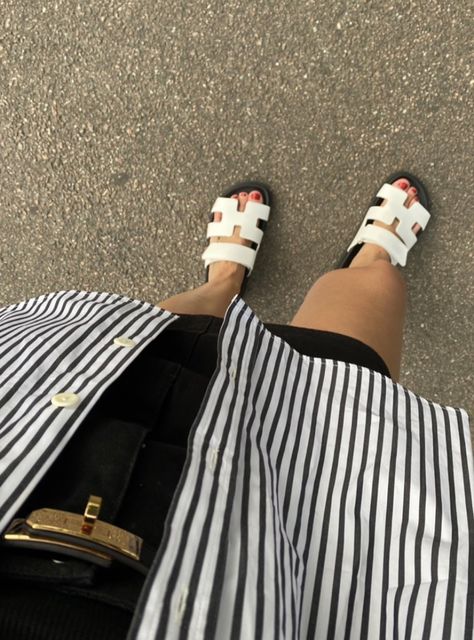 Hermes White Sandals Outfit, White Sandals Outfit, Casual Date Night Outfit Summer, Dinner Outfits Summer, Summer Dinner Outfit, Comfy Summer Outfits, Casual Date Night Outfit, Date Night Outfit Summer, Date Outfit Summer