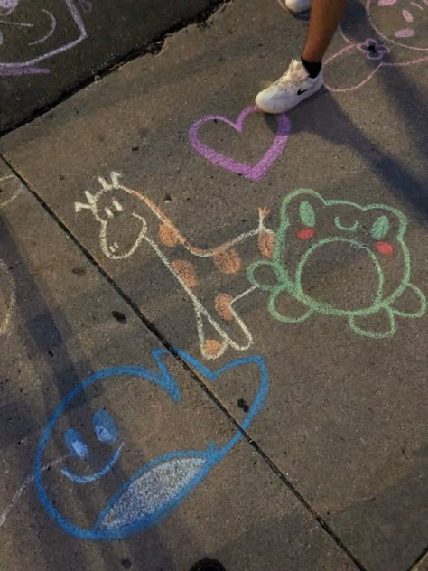 Drawing Chalk Ideas, Cute Chalk Ideas Easy, Sidewalk Chalk Art Ideas Easy, Cool Chalk Drawings, Cute Chalk Ideas, Fun Chalk Art, Chalk Art Ideas, Side Walk, Chalk Ideas