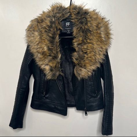 Fur Collar Leather Jacket. Size Small. New With Tags Werewolf Core Outfits, Gyaru Jacket, Fur Lined Leather Jacket, Jacket With Fur Collar, Cheetah Print Jacket, Fur Collar Jacket, Collar Leather Jacket, Fur Leather Jacket, Early 2000s Fashion