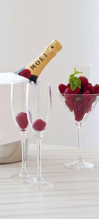 Champagne Strawberries, Strawberries And Champagne, Sweet Pictures, Strawberry Champagne, Champagne Cocktail, Wine And Dine, Sparkling Wine, Pinot Noir, Champagne Flute