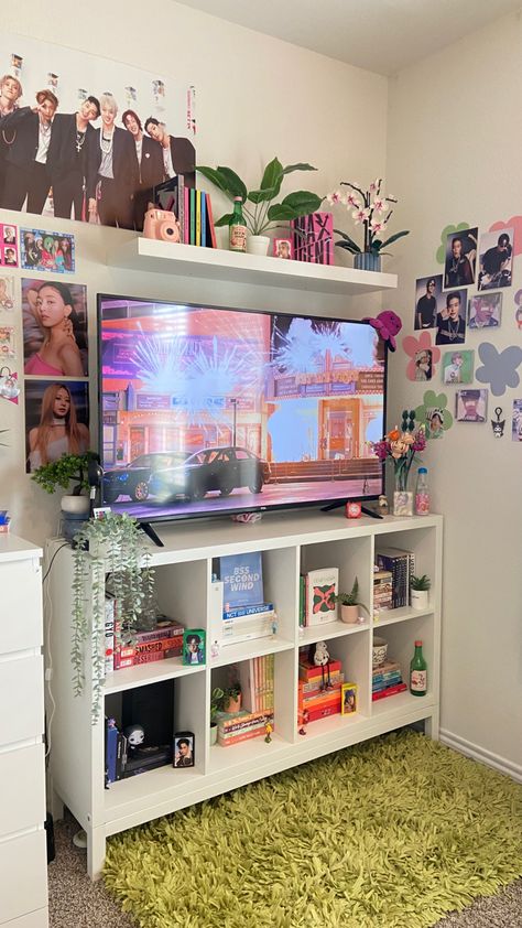 Small Room Tv Stand Ideas, Room Tv Wall Ideas Bedroom, Cute Bedroom Layouts, Shelving Inspo Bedroom, Painting Random Things In My Room, Room Display Ideas, Tv Wall Ideas Bedroom, Kpop Bedroom Ideas, Baddie Room Ideas Aesthetic