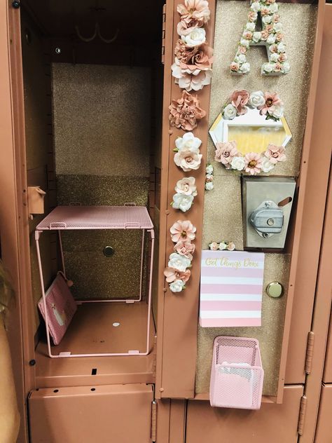 Cute Decorated Lockers, Aesthetic Locker Ideas For School, Aesthetic School Locker, Locker Ideas Aesthetic, Birthday Locker Decorations, Decorated Locker, Aesthetic Locker Decor, Snack Locker, Aesthetic Locker