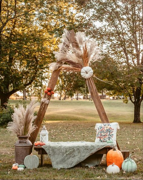 Diy Fall Photo Backdrop Outdoor, Outdoor Fall Picture Ideas, Mini Session Set Up, Fall Photo Mini Session Ideas, Mini Photography Sessions Ideas, Fall Photography Mini Session Ideas, Photography Fall Mini Sessions, Fall Set Up For Photography Outdoor, Fall Mini Sessions Set Up Outdoor