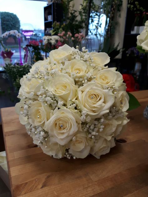 Beautiful brides bouquet all creams, neutral with roses and gyp simple and classic with diamonte pins Just Roses Bouquet, Cream And Champagne Bridal Bouquet, Bride Boutique Flowers, Wedding Bouquets Bride Roses, Beautiful Wedding Bouquets Brides, Bride Bouquets White Roses, White And Gold Wedding Bouquet, Cream Rose Bouquet, Ivory Rose Bouquet