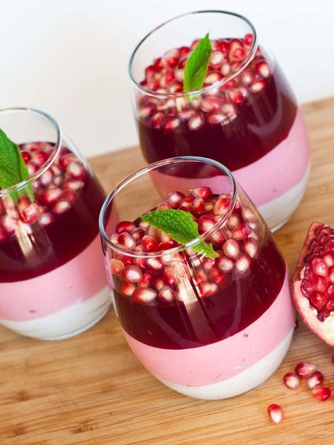 Pomegranate Dessert, Jello With Fruit, Caramel Mousse, Pomegranate Recipes, Parfait Desserts, Mousse Dessert, Sweet Treats Recipes, Mousse Recipes, Easy Salad Recipes