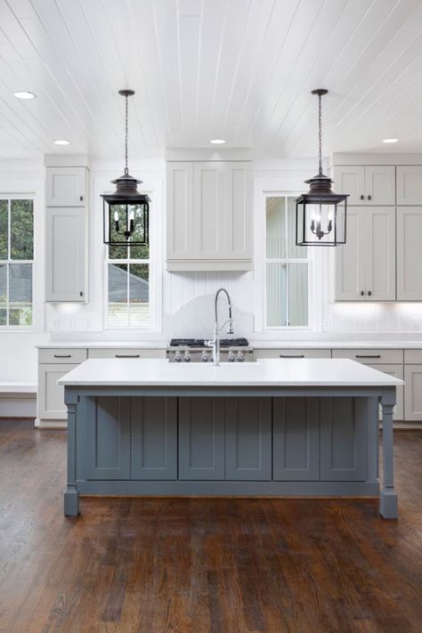 Dark Gray Island, Grey Farmhouse Kitchen, Grey Farmhouse, Light Grey Kitchen Cabinets, Gray Island, Light Grey Kitchens, Light Gray Cabinets, Grey Kitchen Island, Серая Кухня