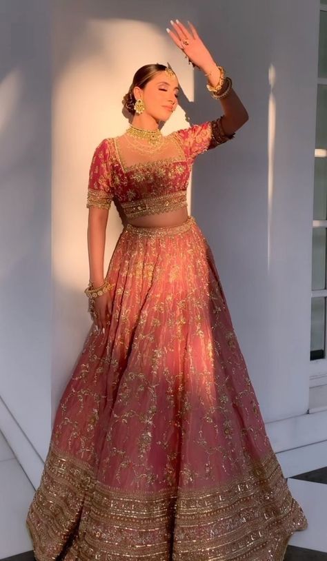 Barat Dress, Emmy Red Carpet, Latest Bridal Lehenga Designs, Friends Dress, Desi Fits, Mehendi Outfit, Indian Bridesmaid Dresses, Emmys Red Carpet, Simple Lehenga