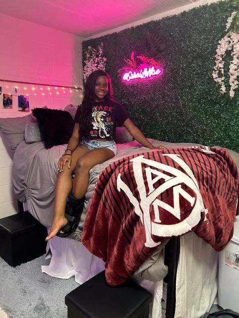 Dorm Room Designs Black Women, College Dorm Black Women, Black Girls College Dorm Girl Rooms, College Dorm Room Ideas Black Women, Dorm Room Ideas Black Girls College, Hbcu Dorm Room Ideas, Luxury Dorm Room, Pretty Dorm Room, College Bedroom Decor