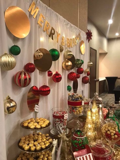 Office Christmas Party Decorations Table, Birthday Party Buffet Table Decor, Christmas Cake Table Decorations, Christmas Party Candy Table, Christmas Party Display, Christmas Snack Table Decor, Christmas Candy Centerpieces For Table, Christmas Table Decorations Party, Friends Christmas Party Decorations