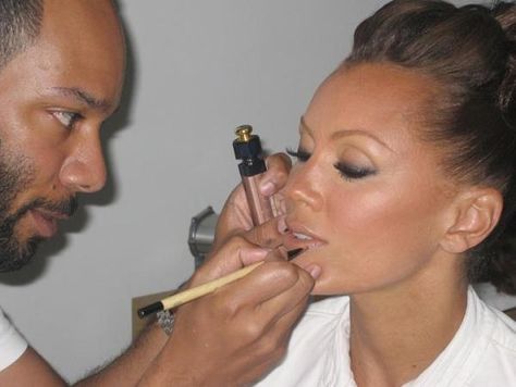 The Master!!!! Sam Fine working his magic on the lovely Vaness L. Williams.... Contour For Dark Skin, Beauty Mistakes, Vanessa Williams, Bronzing Powder, Celebrity Makeup Artist, Photo Makeup, The Plaza, Kiss Makeup, Favorite Actors