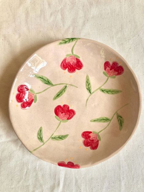 Pottery Painting Plates, Painting Pottery Plates, Ceramic Plates Designs, Handmade Pottery Plates, Ceramics Bowls Designs, Ceramic Cafe, Plate Pottery, Diy Pottery Painting, Soup Plate