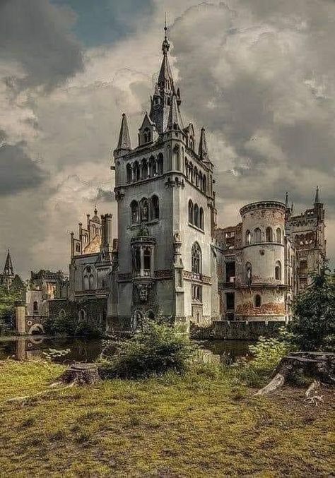 Mysterious Eloquence Bard, Abandoned Castles, Abandoned Mansions, Castle Ruins, Castle House, Beautiful Castles, Frozen In Time, Abandoned Buildings, Abandoned Houses