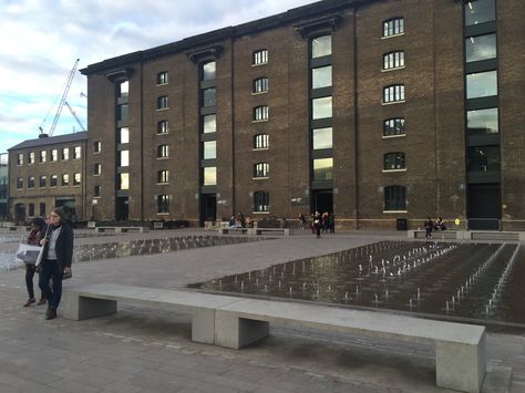 Central St Martins, with its 4000 students and 1000 staff, moved to a glorious new landmark location in 2011, designed by architects Stanton Williams as part of a 67-acre redevelopment of King’s Cross. Central St Martins Fashion, Central Saint Martins Aesthetic, Central Saint Martins Sketchbook, Central St Martins, St Martins Lane Hotel London, Stanton Williams, Central Saint Martins White Show, Ual Central Saint Martins, Life After High School